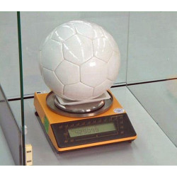 Яка вага футбольного м'яча? Яка вага футбольного м'яча?